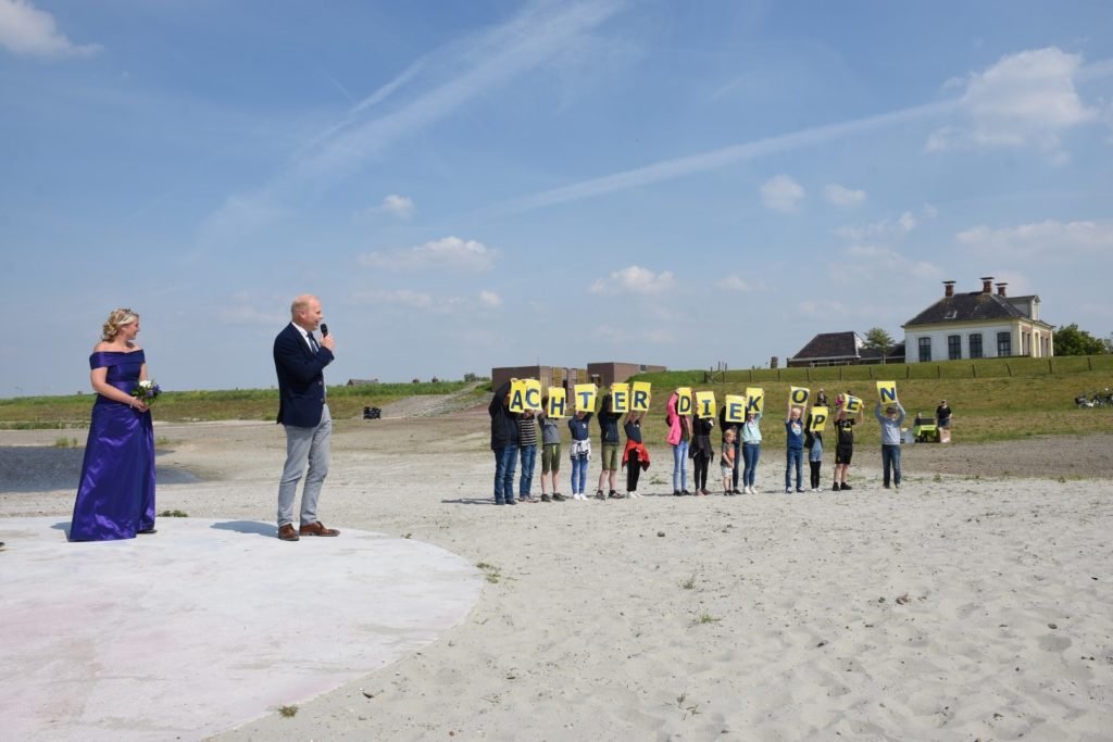 De garnalenkoningin, wethouder Harmannus Blok en schoolkinderen openen officieel Zoutkamp Achter Diek. Fotograaf: Hink Horneman Promotie Noord